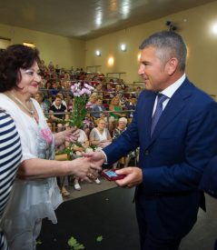 Игорь Маковский вручил калининградцам юбилейные медали Игорь Маковский вручил калининградцам юбилейные медали