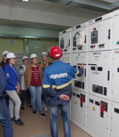 Специалисты «Городских электрических сетей» провели экскурсию для студентов на единственный в области подземный распредпункт