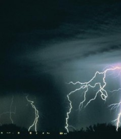 Энергетики работают в усиленном режиме, чтобы ликвидировать последствия грозы