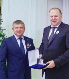Игорь Маковский награжден медалью за заслуги перед Калининградской областью и почетной грамотой ОАО «Россети» Игорь Маковский награжден медалью за заслуги перед Калининградской областью и почетной грамотой ОАО «Россети»