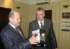 Футболисты «Балтики» поблагодарили генерального директора ОАО «Янтарьэнерго» Михаила Цикеля и коллектив компании за внимание и поддержку, которые оказывают энергетики развитию футбола в области.